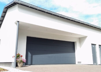 Doorway nosto-ovi DW3 -sileä tumman harmaa lamelli RAL 7016. Moderni autotallin nosto-ovi.