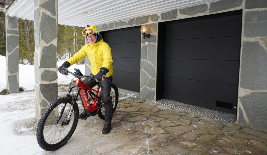 Vendée Globe -maailmanympäripurjehtija Ari Huuselan nosto-oviremontti Äkäslompolossa