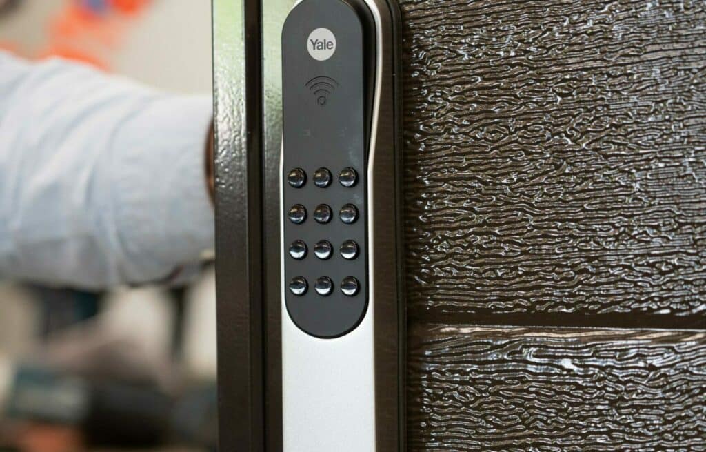 Doorwayn käyntiovelliset nosto-ovet on mahdollista varustella nykyaikaisilla lukitusjärjestelmillä