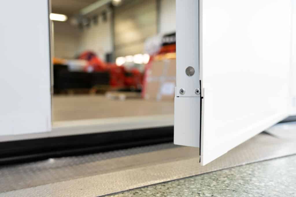Nosto-oven käyntiovi on varustettu matalalla kynnyksellä, jonka yli on helppo kuljettaa tavaroita.
